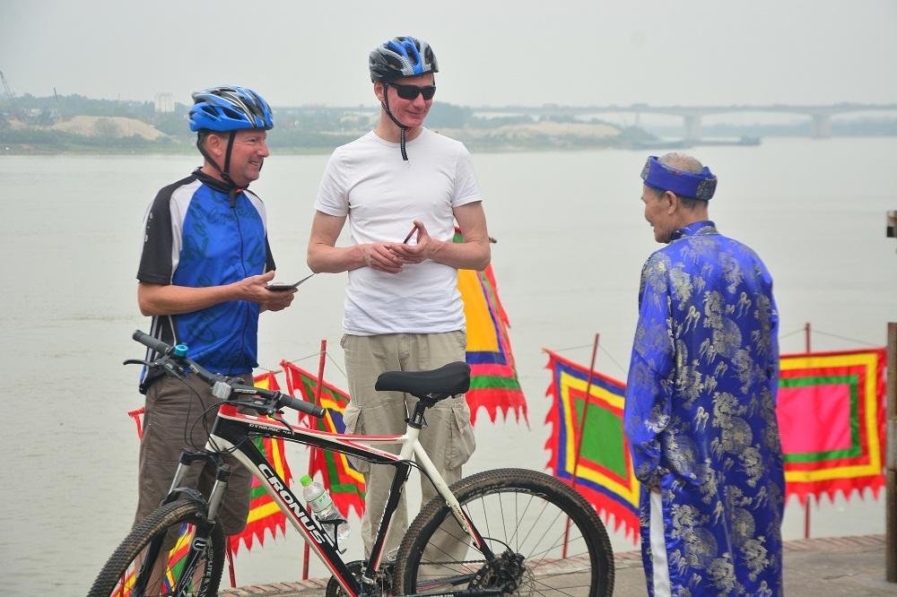 Cycling Trip Hanoi Bat Trang Ceramic Village 1 Day
